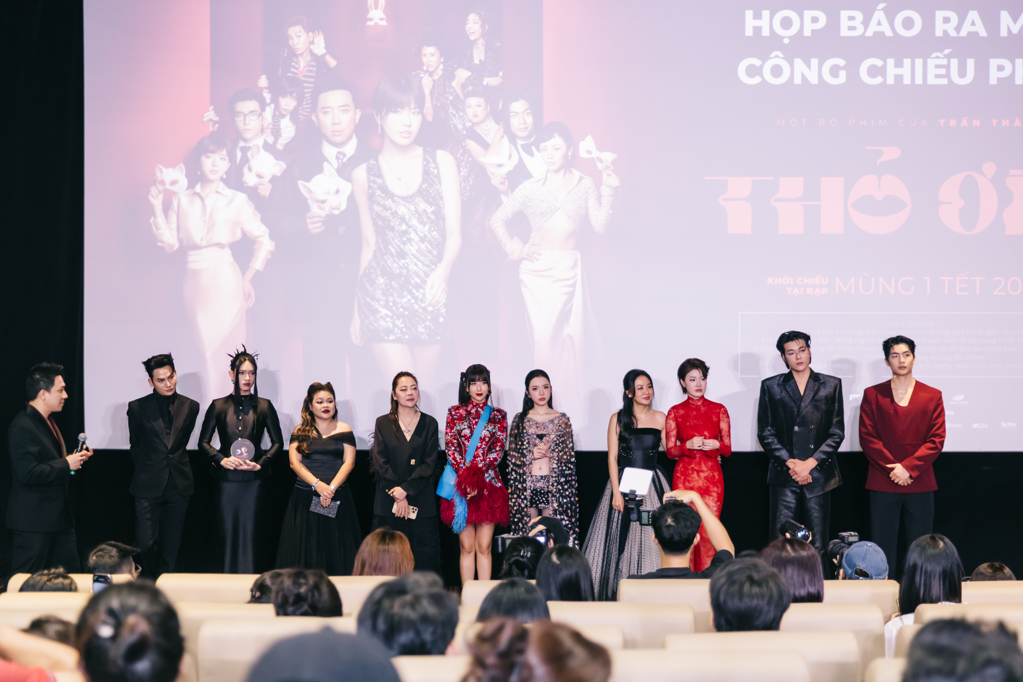 Ngàn sao hội tụ tại thảm đỏ công chiếu phim 'Thỏ ơi!!'