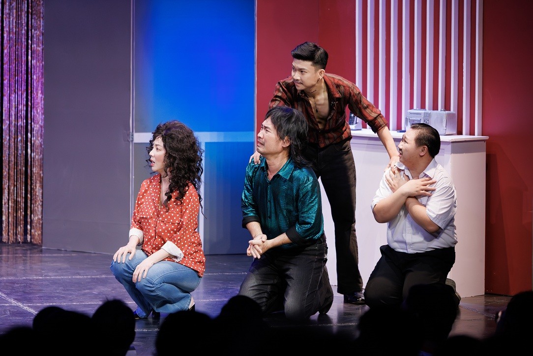 Tiến Luật lần đầu làm đạo diễn sân khấu: Nhờ vậy tôi hiểu hơn công việc của vợ!