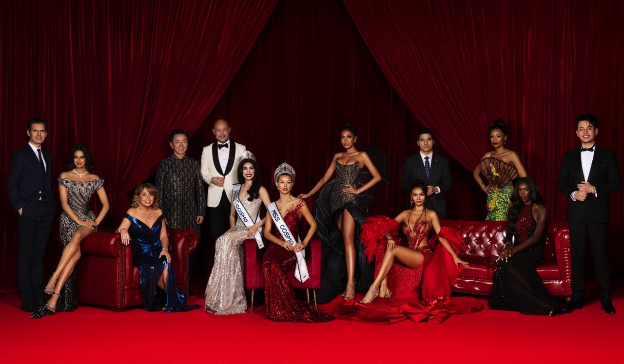 Hai thế hệ 'Miss Cosmo' trong bộ ảnh 'Cosmo Family 2025' được tái hiện qua ngôn ngữ thời trang đầy tính biểu tượng