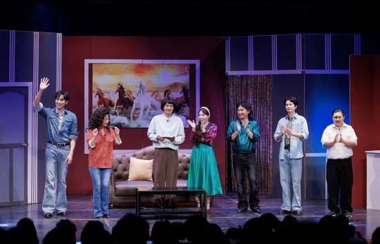 Tiến Luật lần đầu làm đạo diễn sân khấu: Nhờ vậy tôi hiểu hơn công việc của vợ!