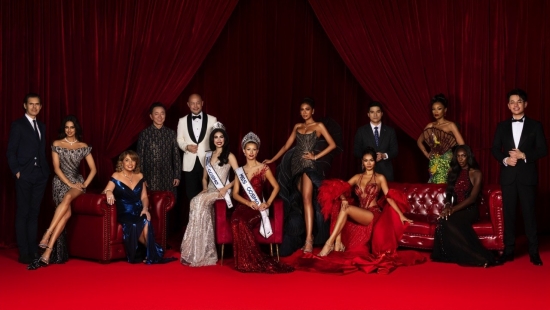 Hai thế hệ 'Miss Cosmo' trong bộ ảnh 'Cosmo Family 2025' được tái hiện qua ngôn ngữ thời trang đầy tính biểu tượng