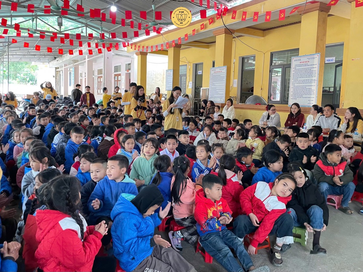 Cùng 'Khai đăng tỏ lòng' mang hơi ấm về nơi rẻo cao xứ Nghệ