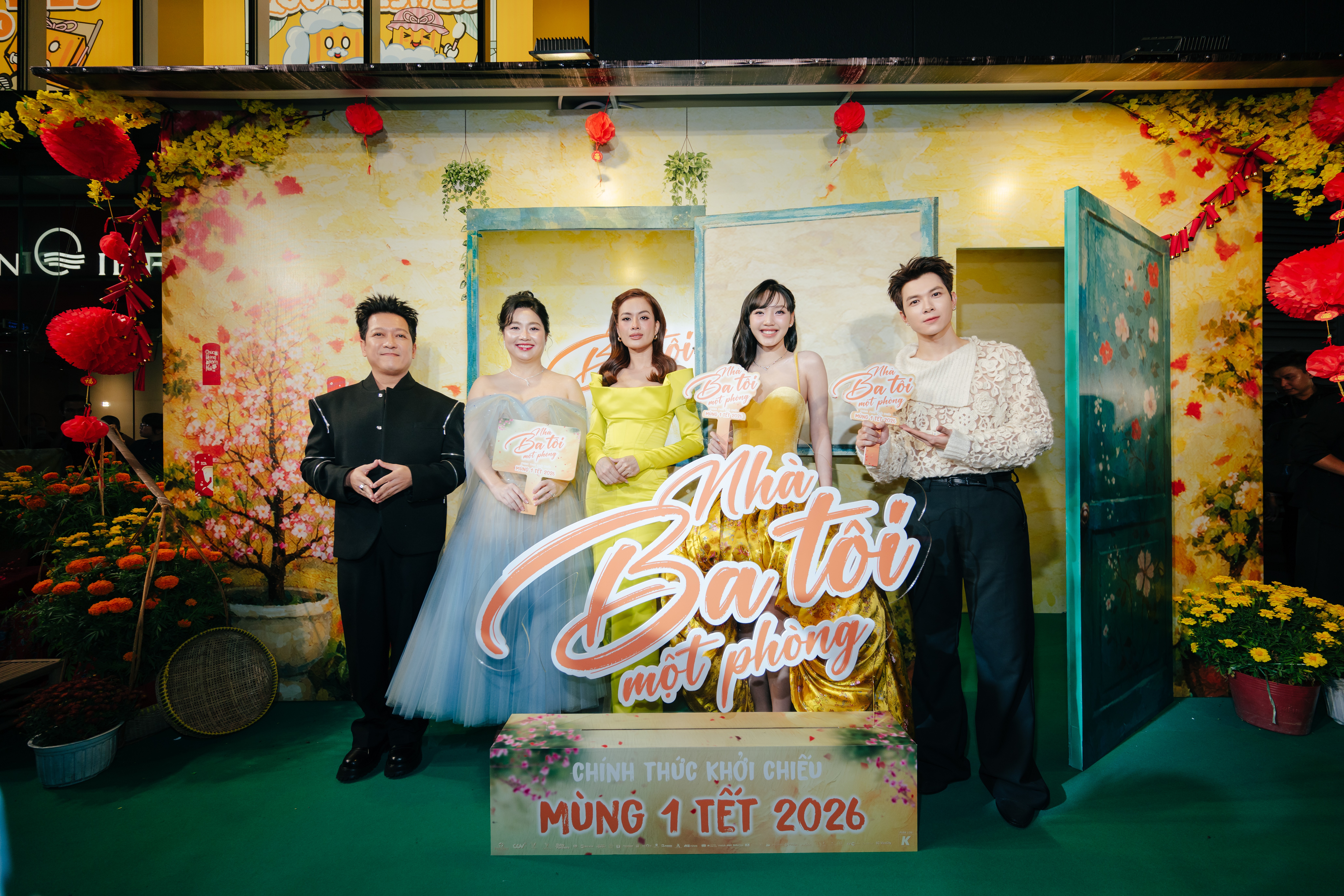 Thảm đỏ 'nóng rực' cuối năm: Cả showbiz Việt đổ bộ chúc mừng Trường Giang ra mắt 'Nhà ba tôi một phòng'