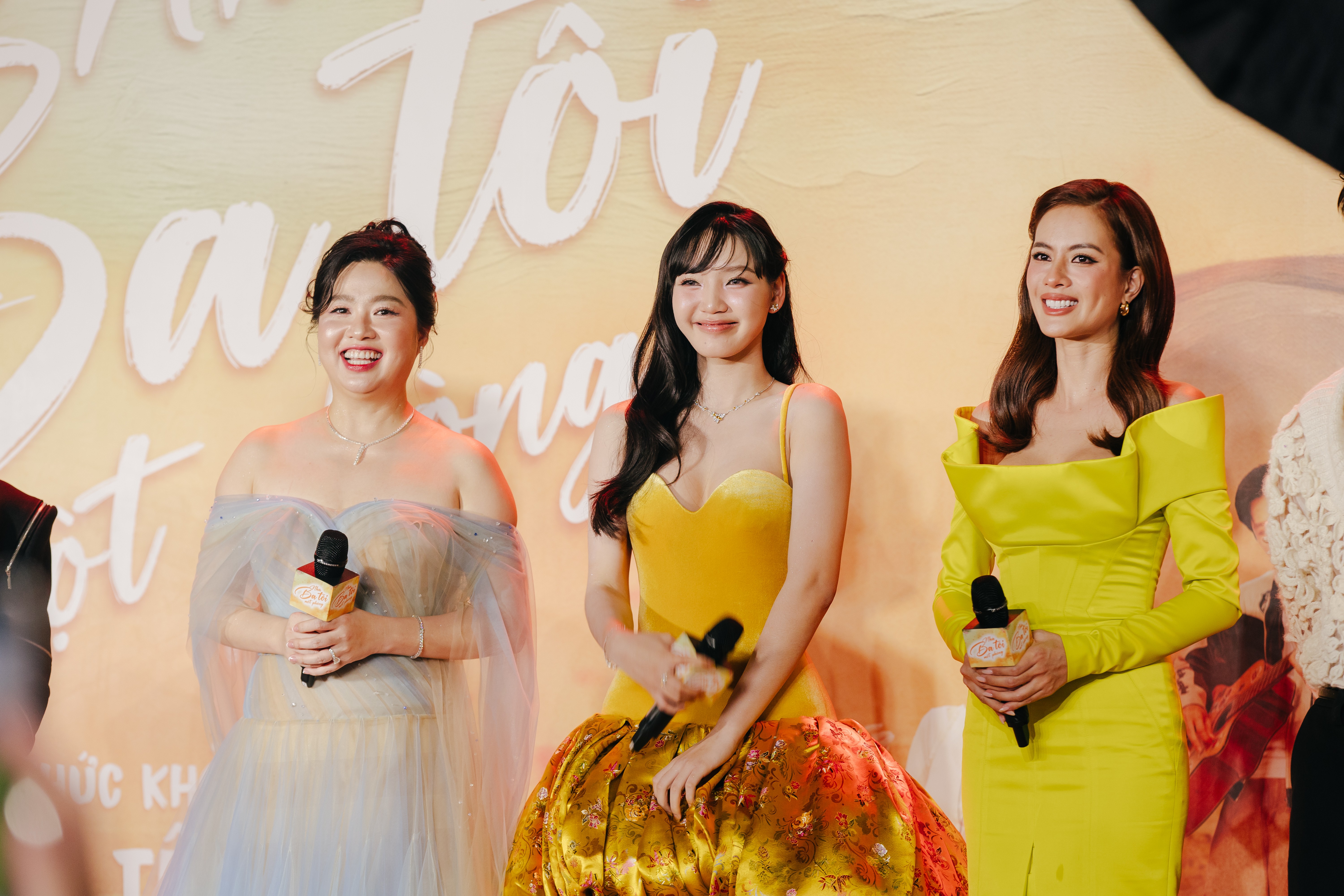 Thảm đỏ 'nóng rực' cuối năm: Cả showbiz Việt đổ bộ chúc mừng Trường Giang ra mắt 'Nhà ba tôi một phòng'