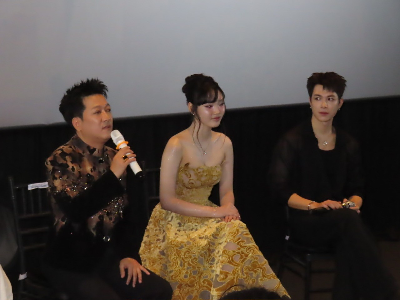 Thảm đỏ 'nóng rực' cuối năm: Cả showbiz Việt đổ bộ chúc mừng Trường Giang ra mắt 'Nhà ba tôi một phòng'