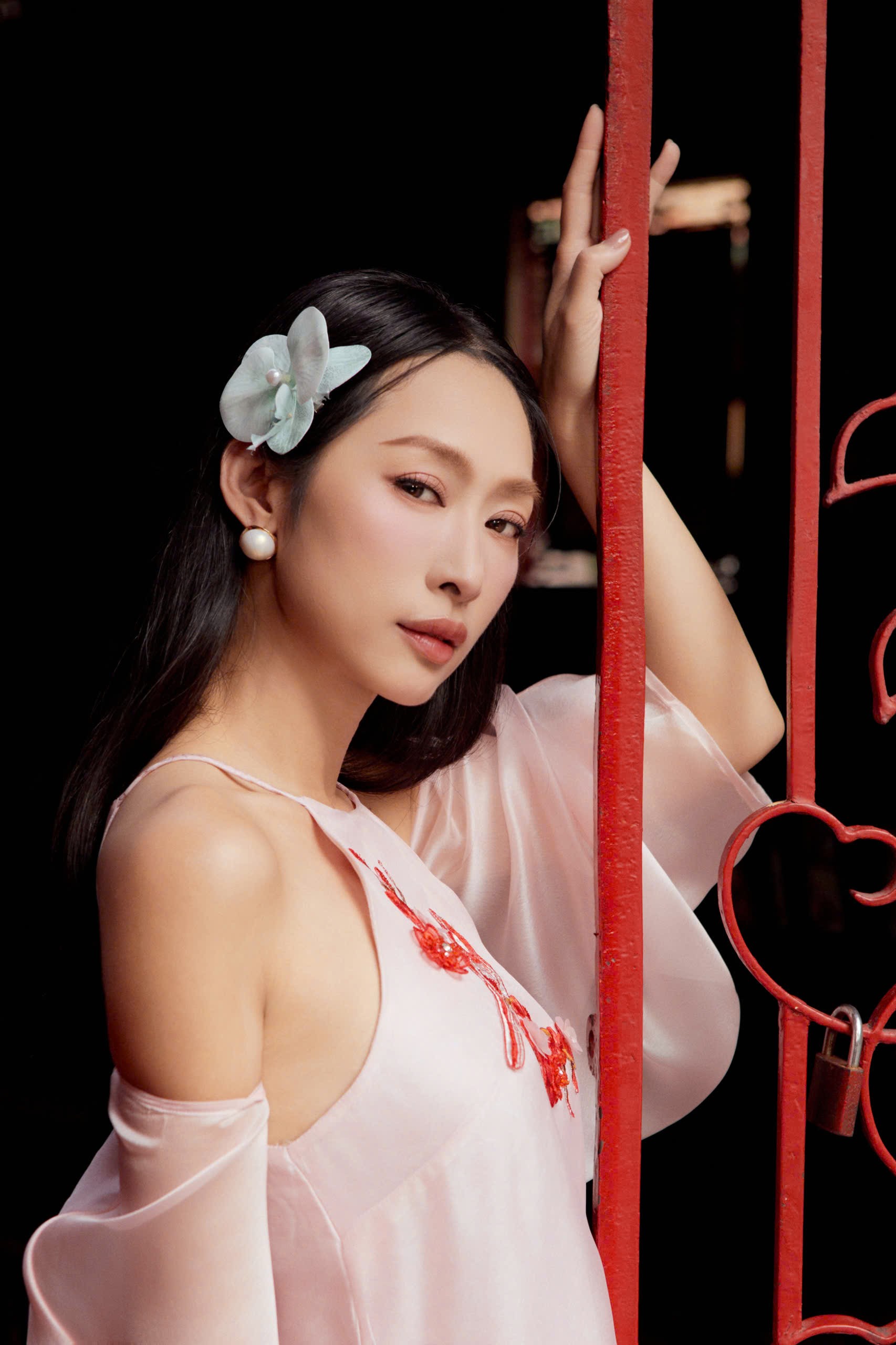 Quỳnh Thy nền nã với áo dài chào xuân Bính Ngọ 2026