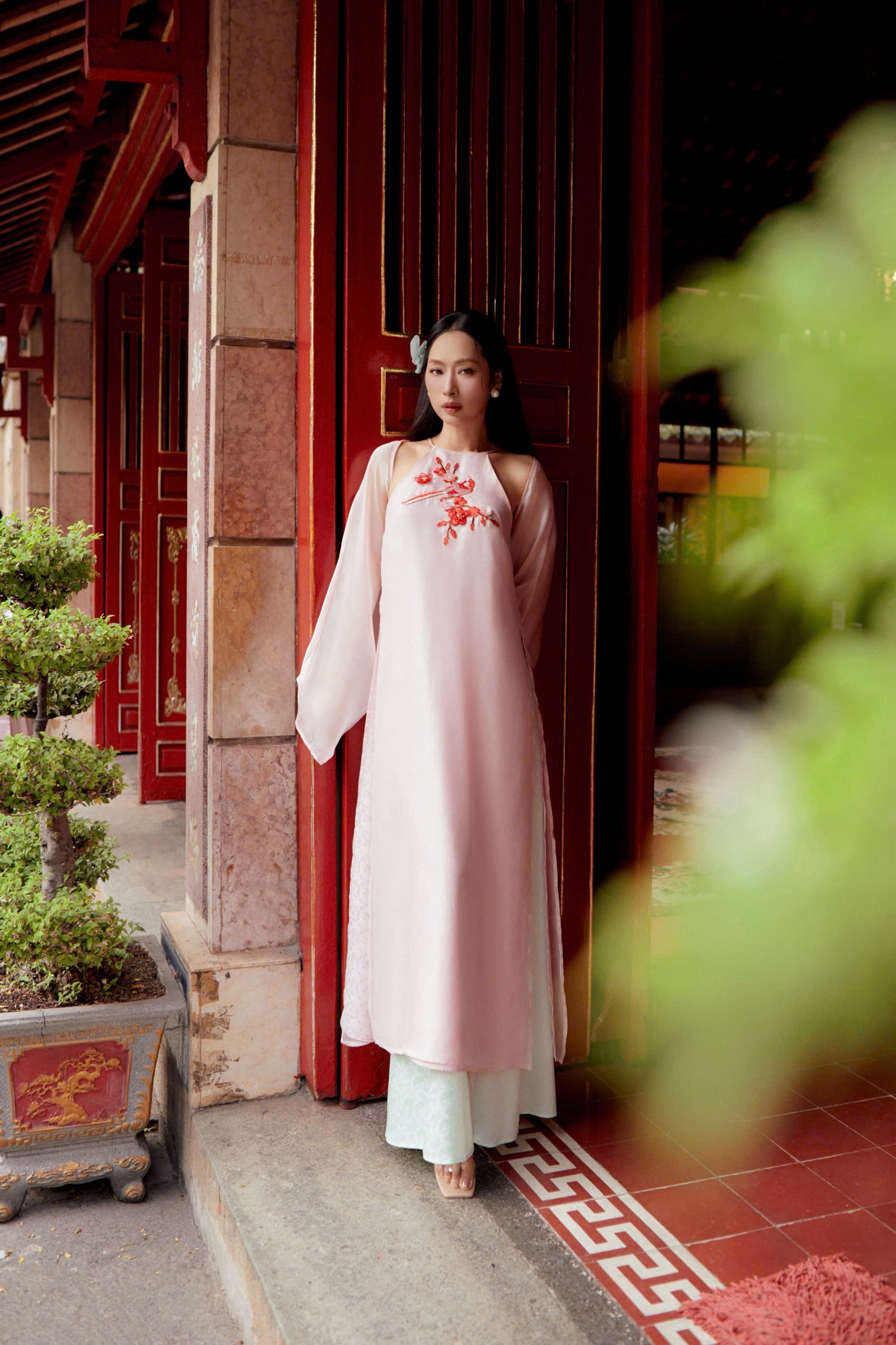 Quỳnh Thy nền nã với áo dài chào xuân Bính Ngọ 2026