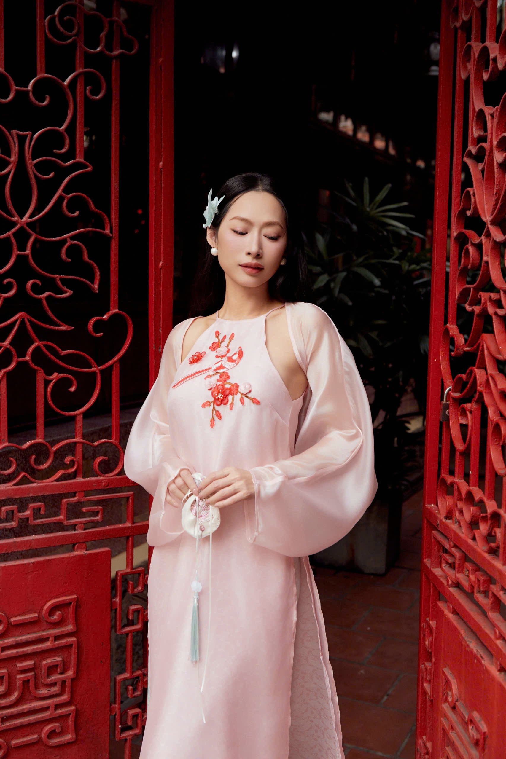 Quỳnh Thy nền nã với áo dài chào xuân Bính Ngọ 2026