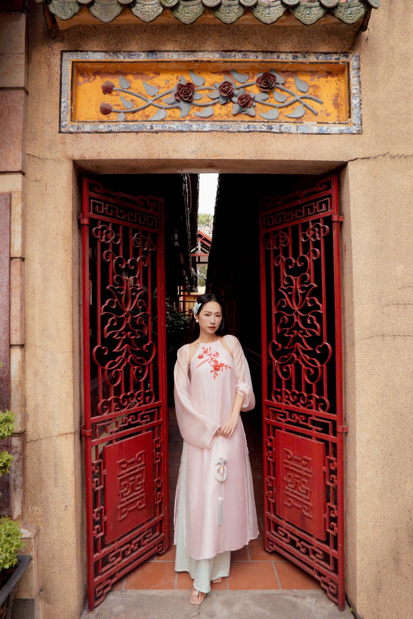 Quỳnh Thy nền nã với áo dài chào xuân Bính Ngọ 2026