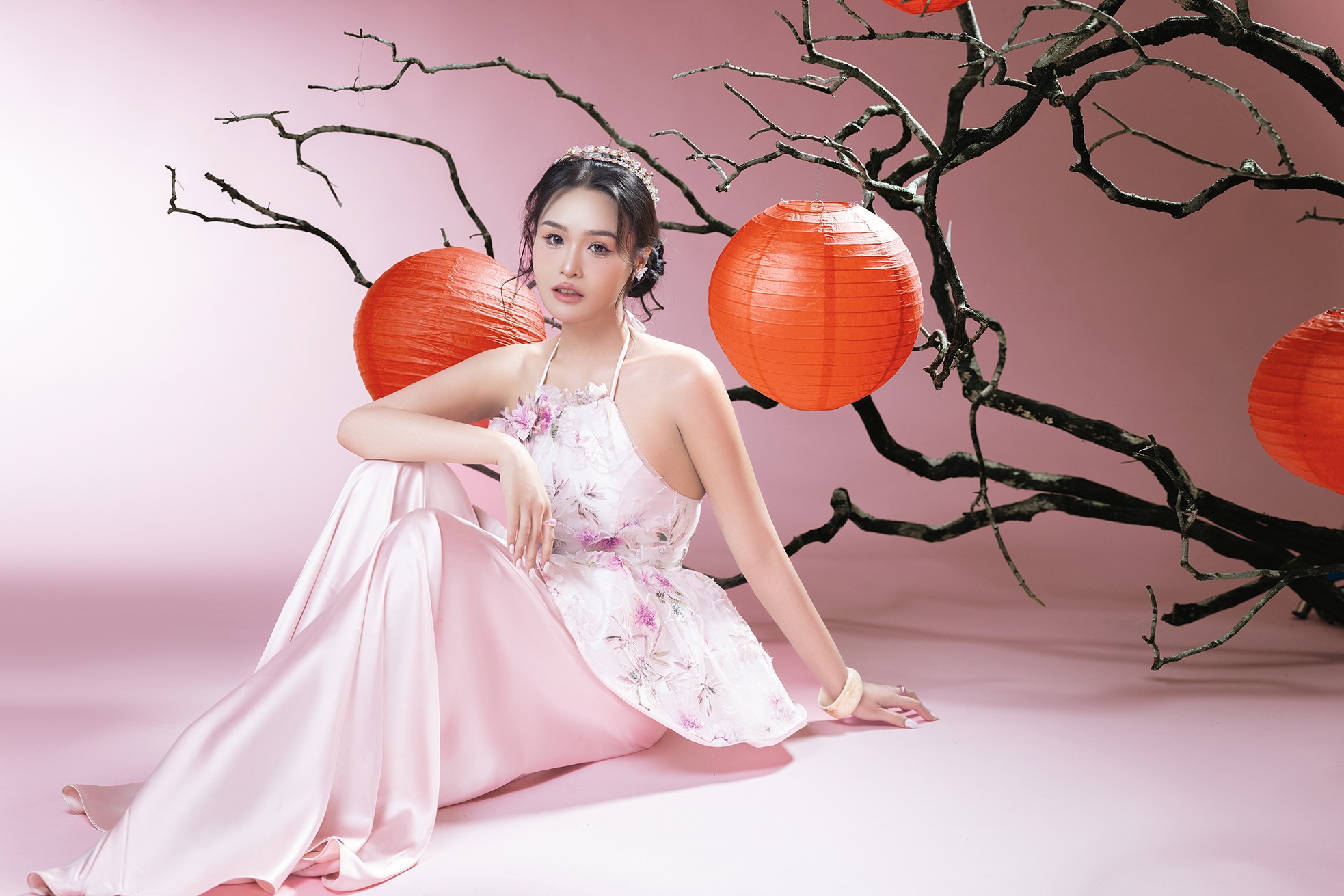 Khánh Trinh khoe vẻ đẹp xinh tươi trong bộ ảnh xuân, tiết lộ kết hoạch đón Tết tại nhà mới