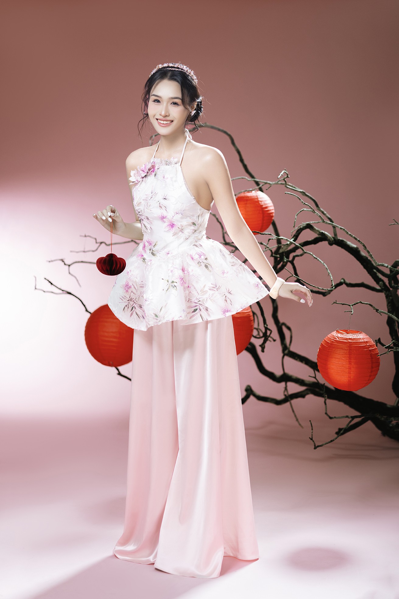 Khánh Trinh khoe vẻ đẹp xinh tươi trong bộ ảnh xuân, tiết lộ kết hoạch đón Tết tại nhà mới