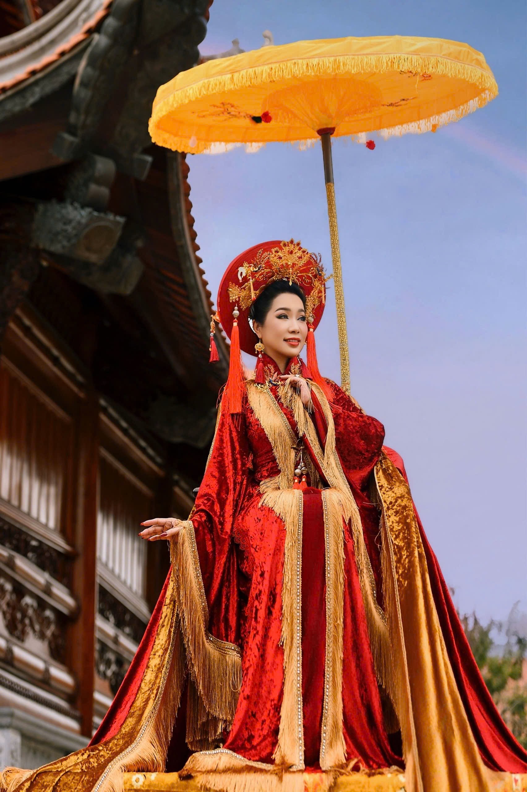 NSND Trịnh Kim Chi hóa 'nàng thơ' trong tà áo dài đậm sắc xuân