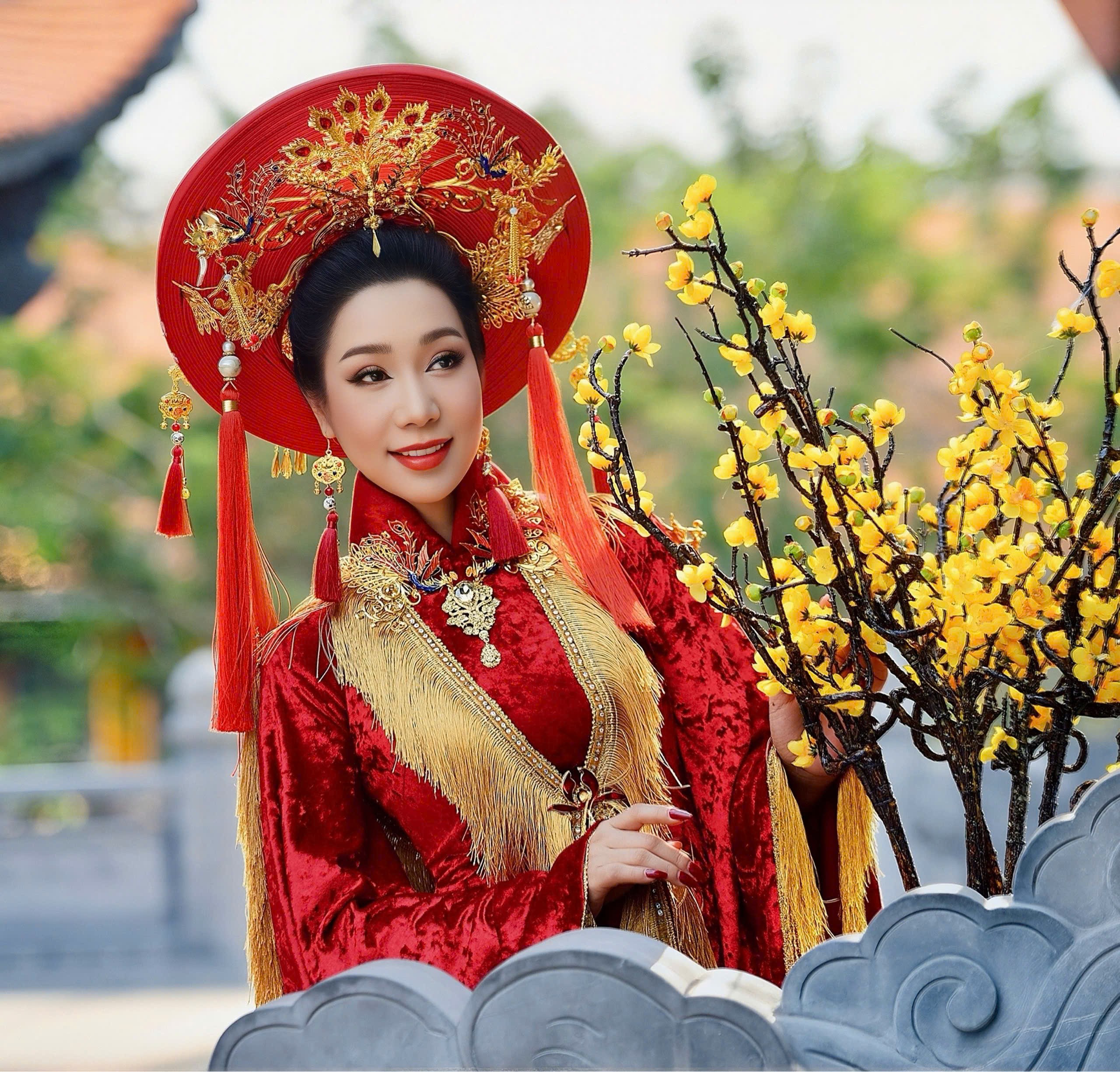 NSND Trịnh Kim Chi hóa 'nàng thơ' trong tà áo dài đậm sắc xuân