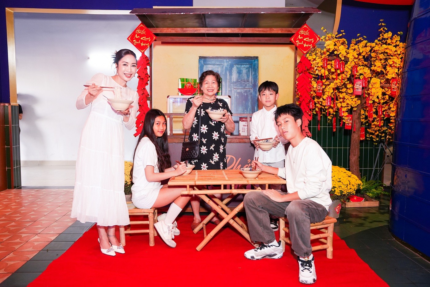 Hơn 10 gia đình sao Việt đưa con đến xem phim 'Mùi phở'