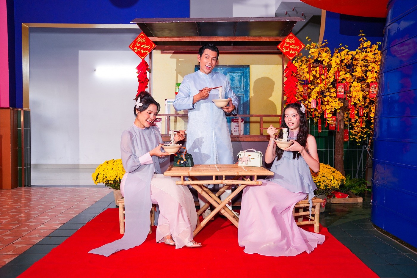 Hơn 10 gia đình sao Việt đưa con đến xem phim 'Mùi phở'