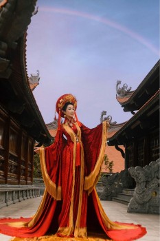 NSND Trịnh Kim Chi hóa 'nàng thơ' trong tà áo dài đậm sắc xuân