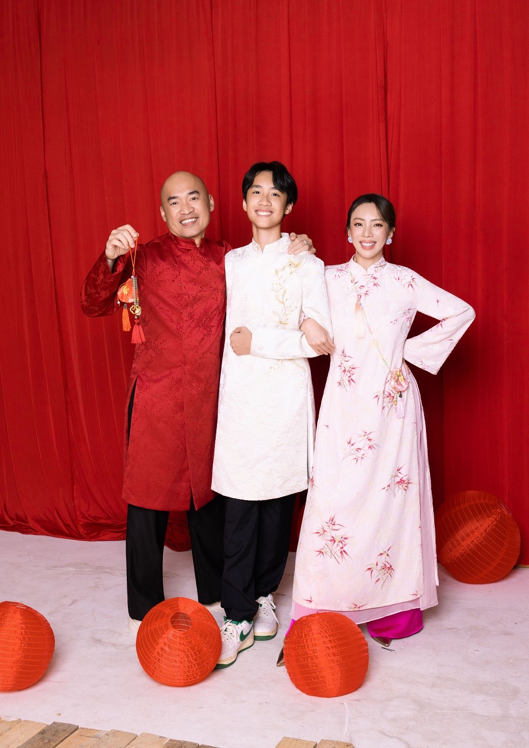 Tiến Luật – Thu Trang cùng con trai Andy diện áo dài, hé lộ kế hoạch đón Tết