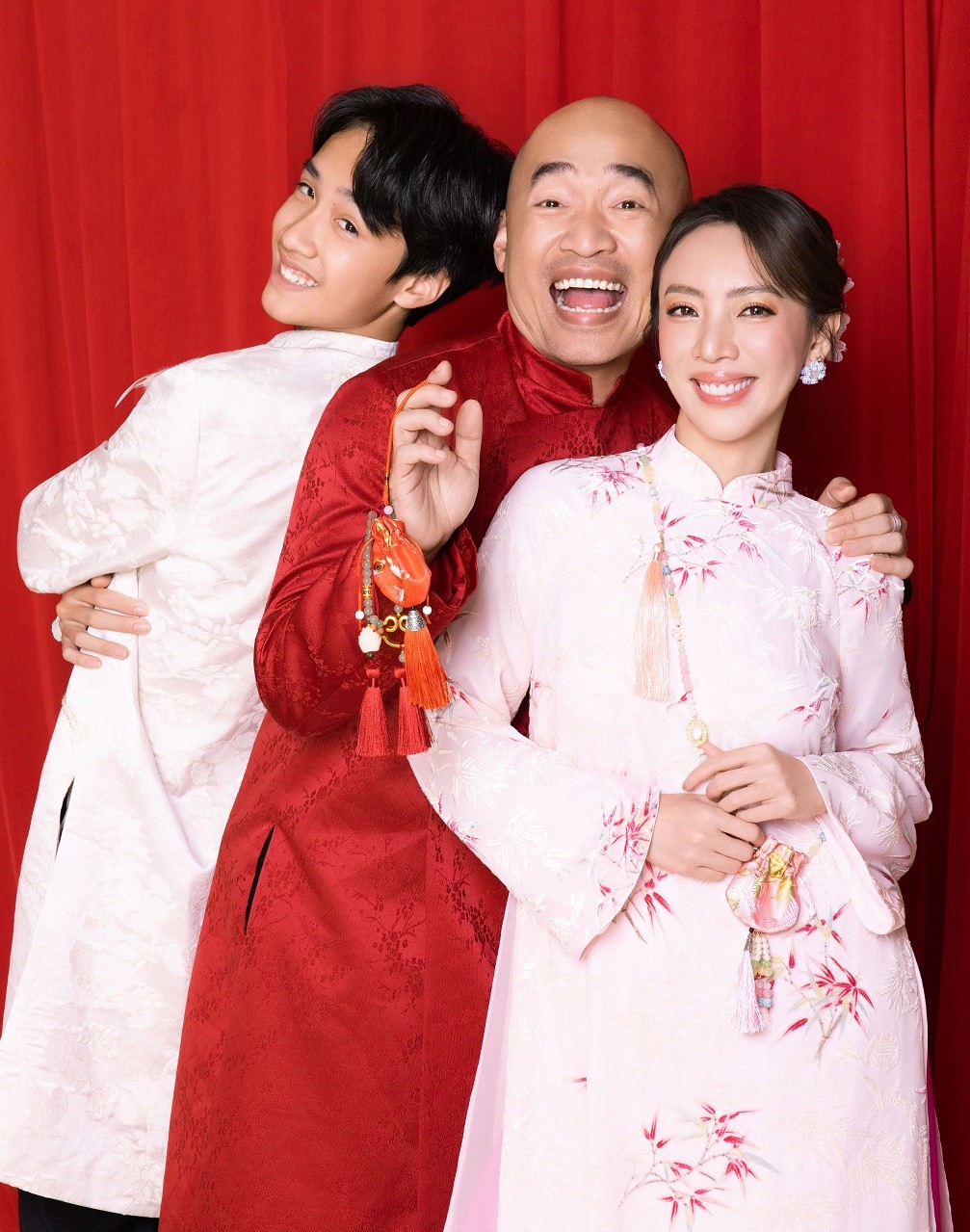 Tiến Luật – Thu Trang cùng con trai Andy diện áo dài, hé lộ kế hoạch đón Tết