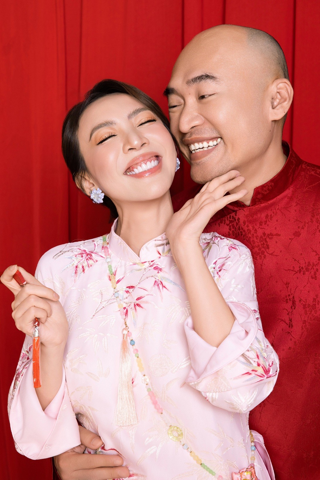 Tiến Luật – Thu Trang cùng con trai Andy diện áo dài, hé lộ kế hoạch đón Tết