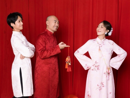 Tiến Luật – Thu Trang cùng con trai Andy diện áo dài, hé lộ kế hoạch đón Tết