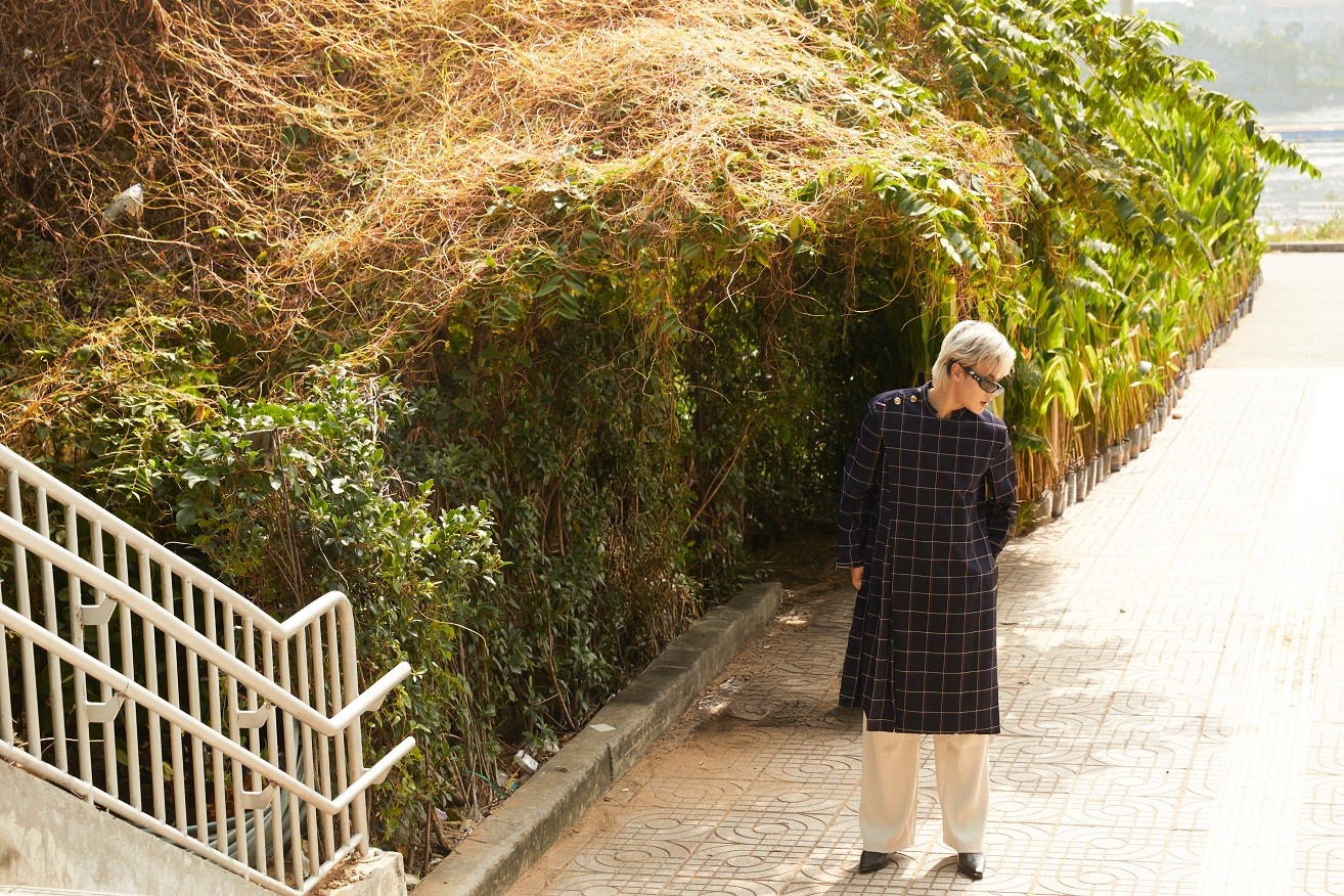 Ca sĩ Felix Tiến Quang tung bộ ảnh áo dài đón Tết Bính Ngọ 2026 cùng MV cover ca khúc 'Về chưa con'