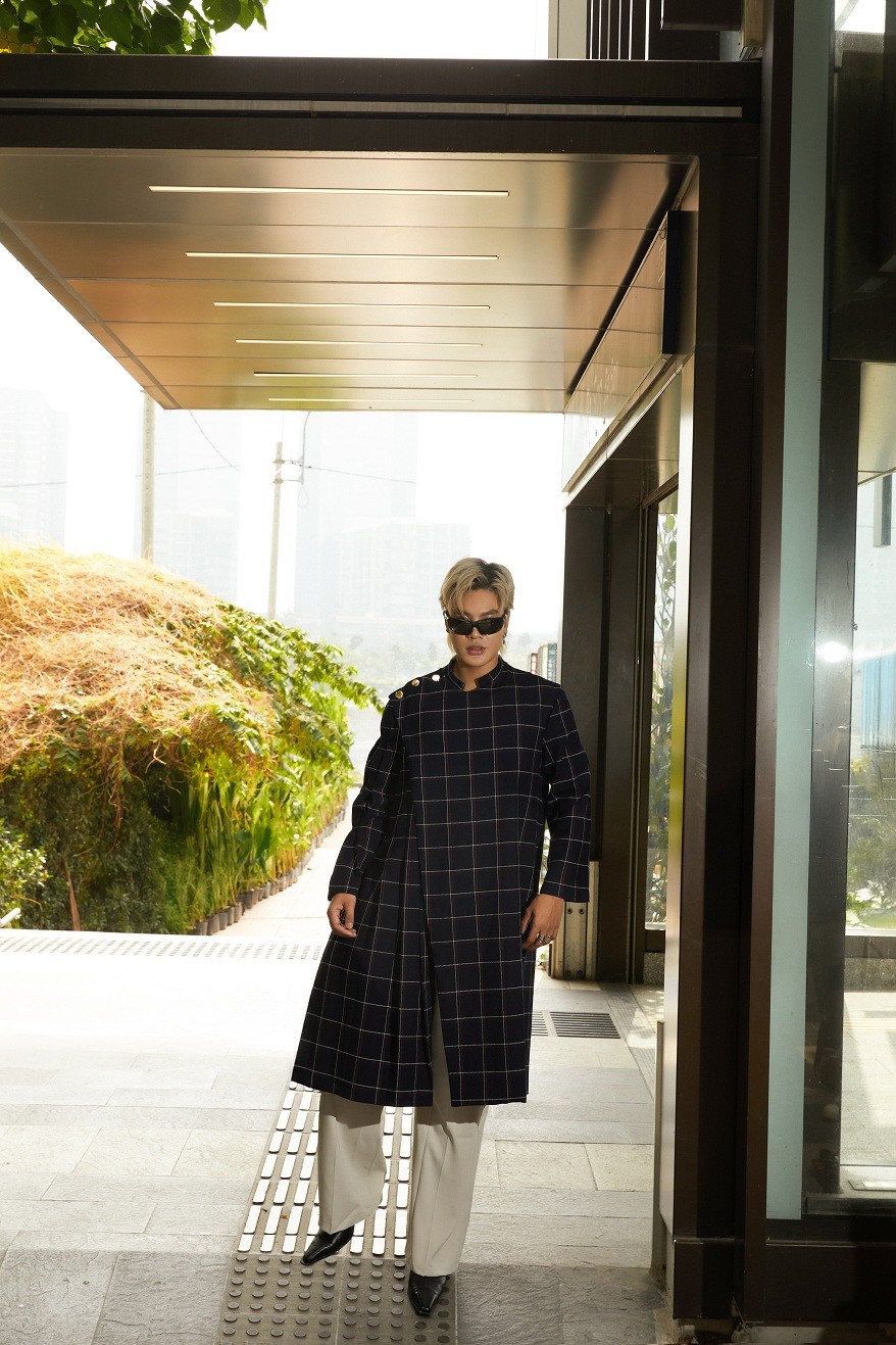 Ca sĩ Felix Tiến Quang tung bộ ảnh áo dài đón Tết Bính Ngọ 2026 cùng MV cover ca khúc 'Về chưa con'