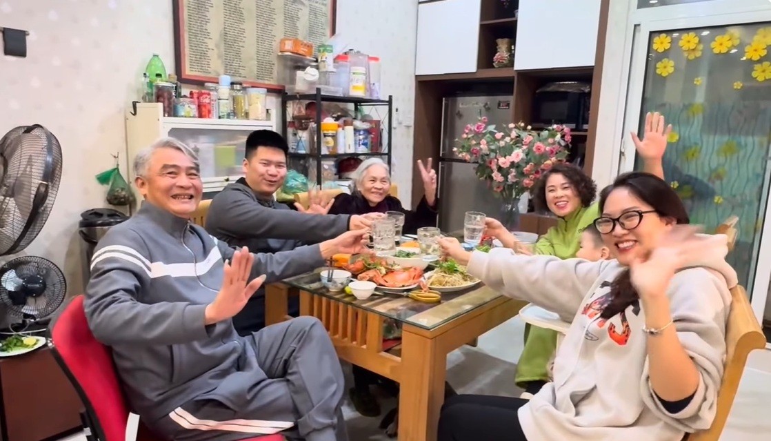 Ca sĩ Felix Tiến Quang tung bộ ảnh áo dài đón Tết Bính Ngọ 2026 cùng MV cover ca khúc 'Về chưa con'