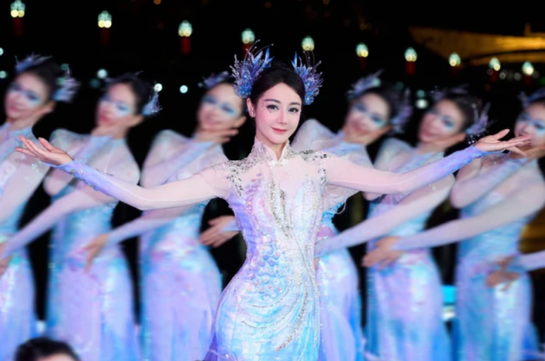 Visual của Địch Lệ Nhiệt Ba 'chiếm sóng' nhưng vẫn vướng tranh luận