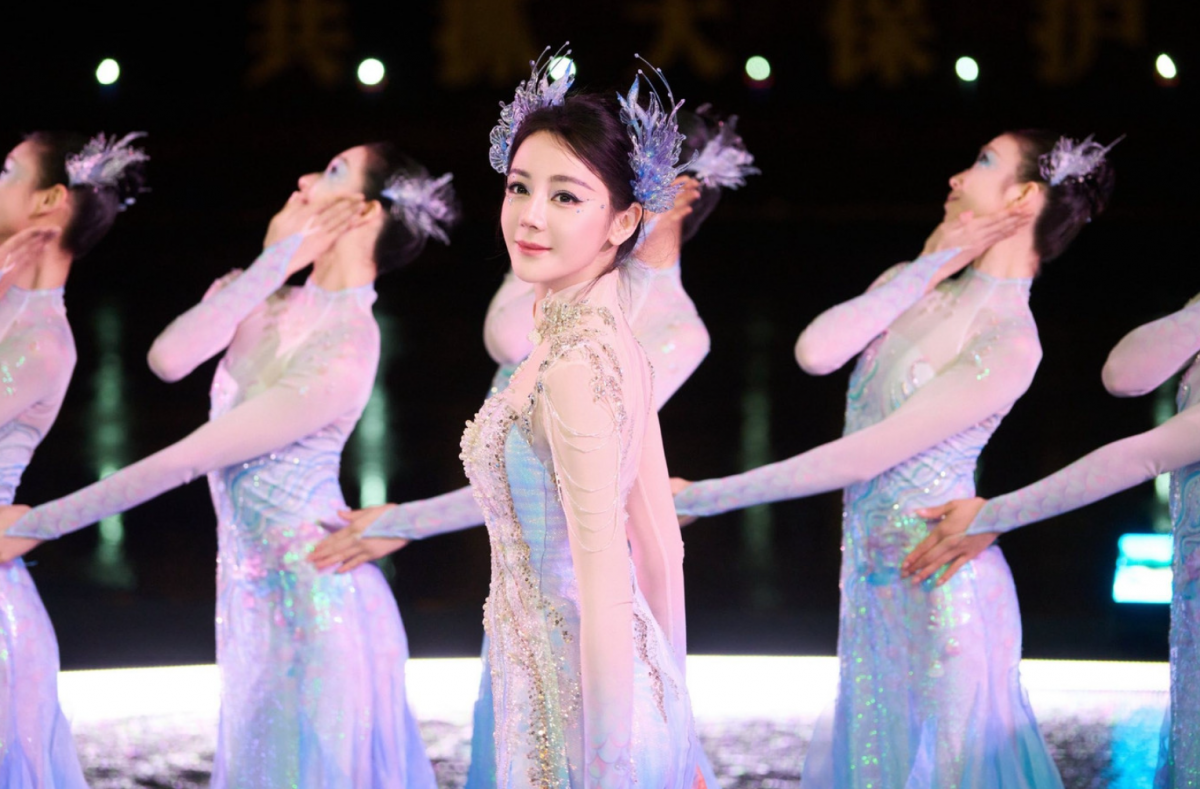 Visual của Địch Lệ Nhiệt Ba 'chiếm sóng' nhưng vẫn vướng tranh luận