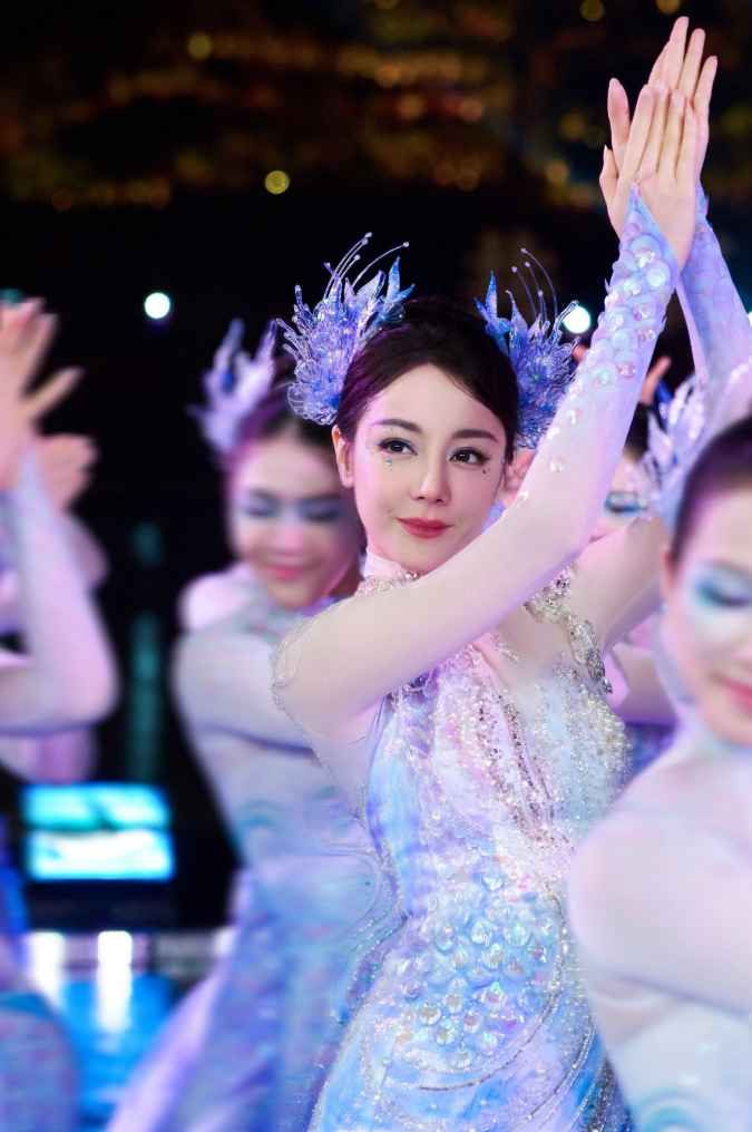 Visual của Địch Lệ Nhiệt Ba 'chiếm sóng' nhưng vẫn vướng tranh luận