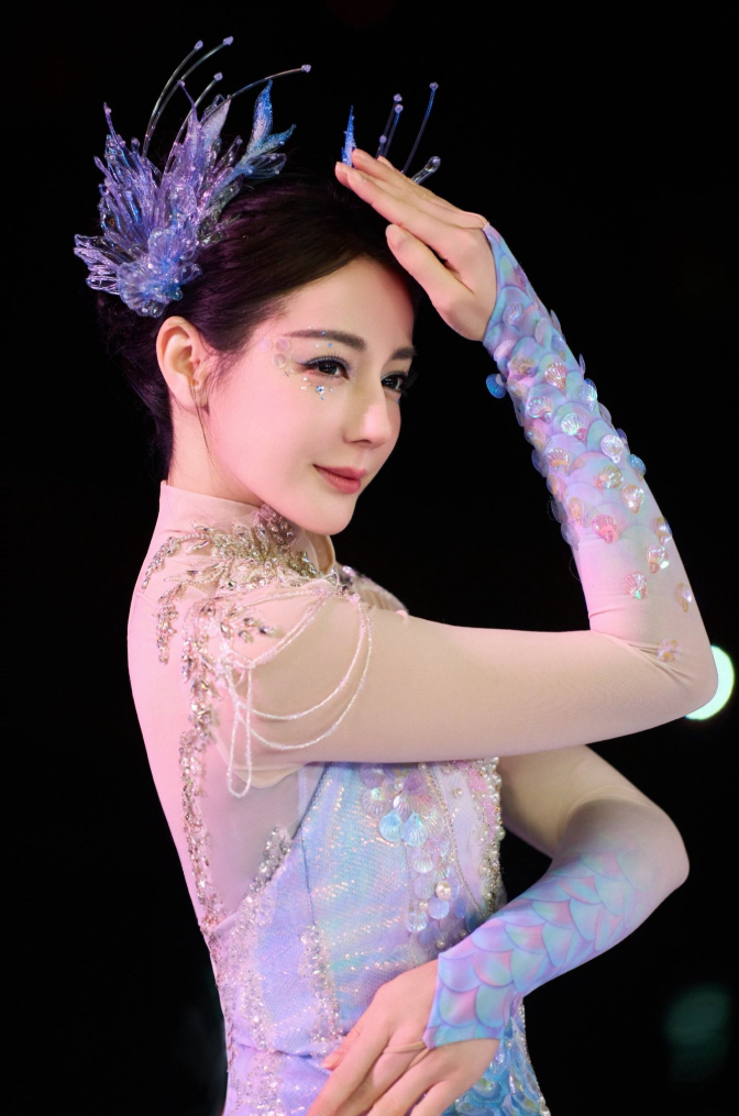 Visual của Địch Lệ Nhiệt Ba 'chiếm sóng' nhưng vẫn vướng tranh luận