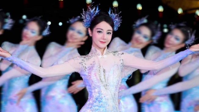 Visual của Địch Lệ Nhiệt Ba 'chiếm sóng' nhưng vẫn vướng tranh luận