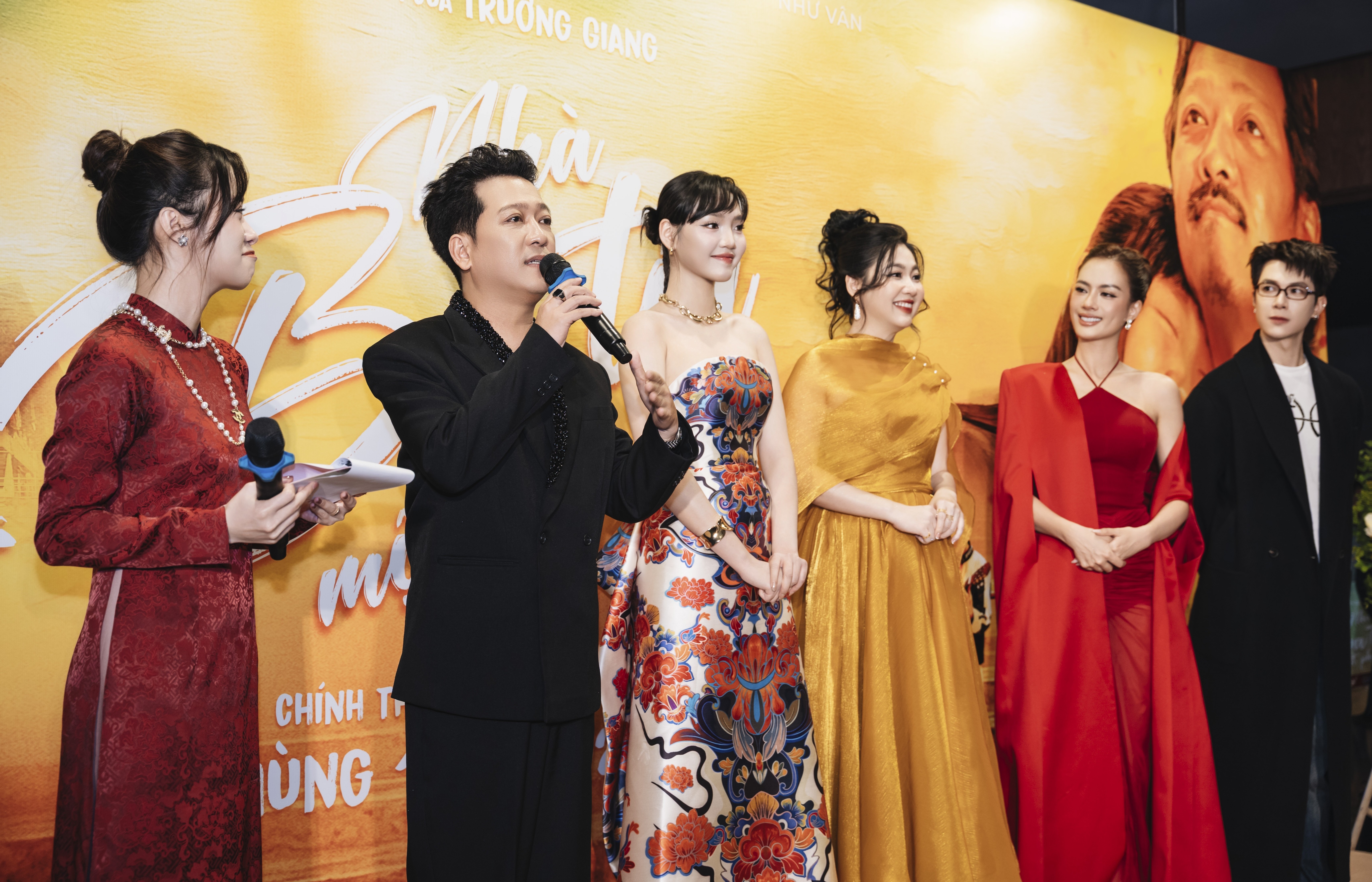 Khán giả Hà Nội dành nhiều lời khen cho 'Nhà ba tôi một phòng' sau suất chiếu ra mắt