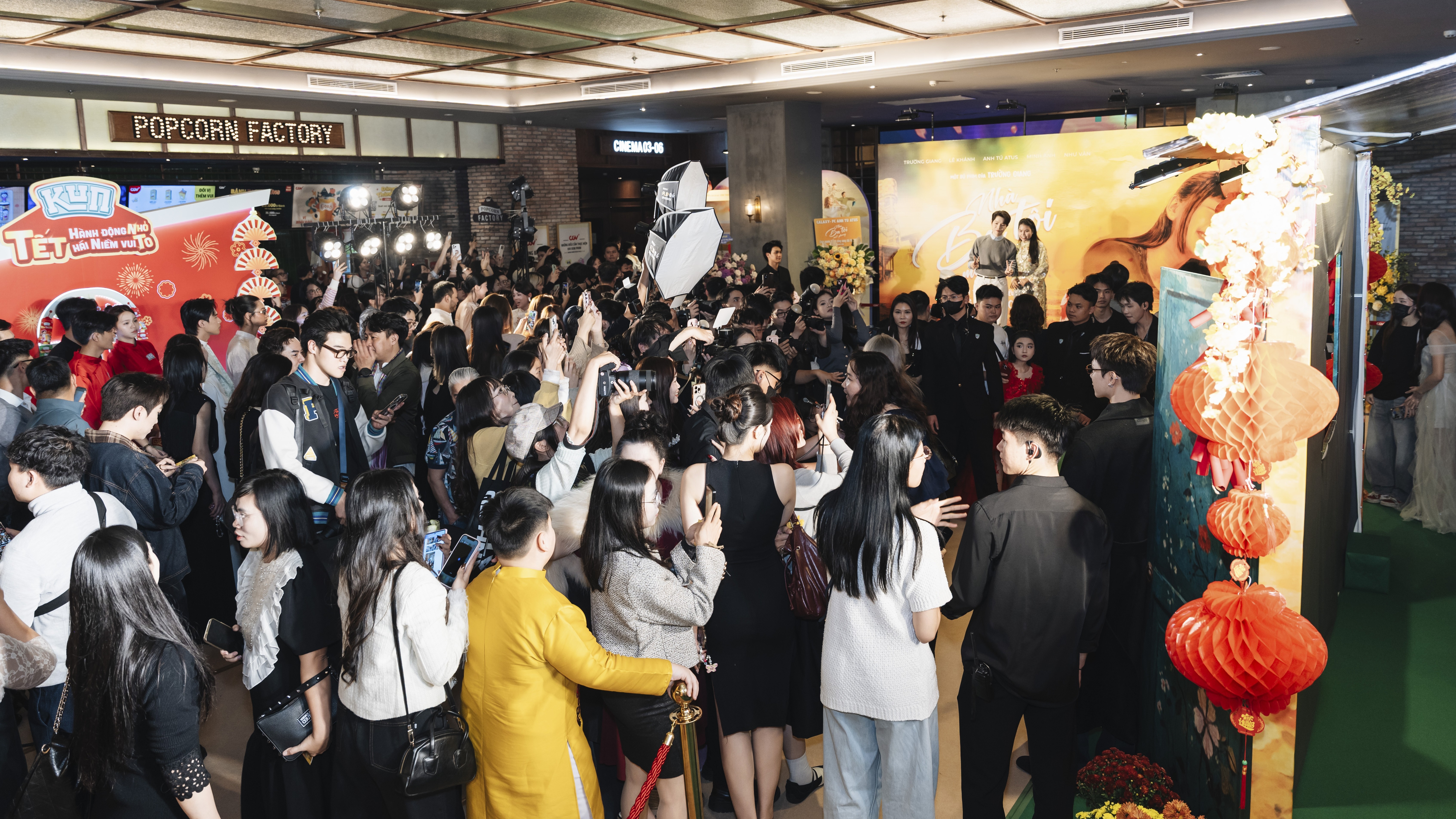 Khán giả Hà Nội dành nhiều lời khen cho 'Nhà ba tôi một phòng' sau suất chiếu ra mắt