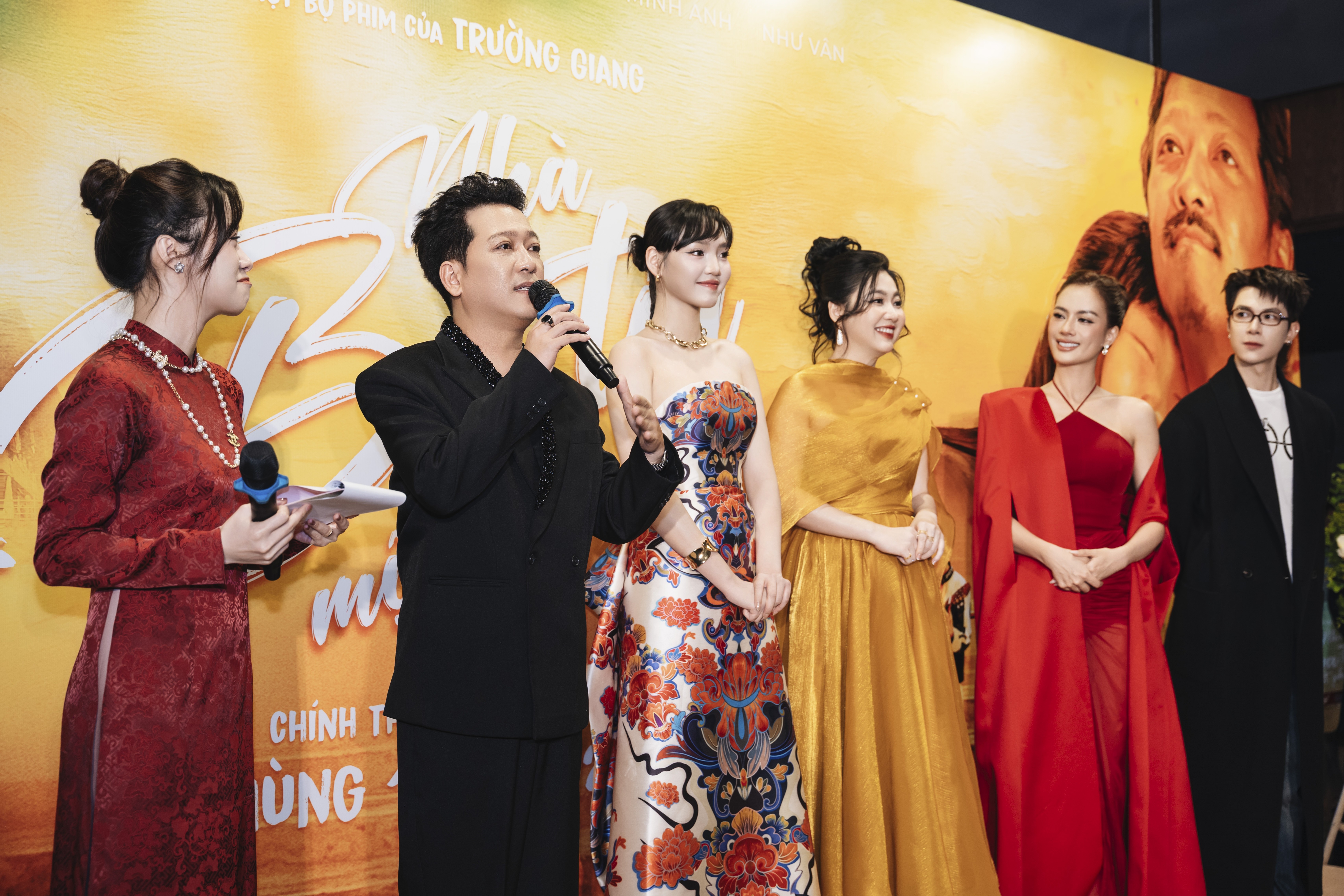 Khán giả Hà Nội dành nhiều lời khen cho 'Nhà ba tôi một phòng' sau suất chiếu ra mắt