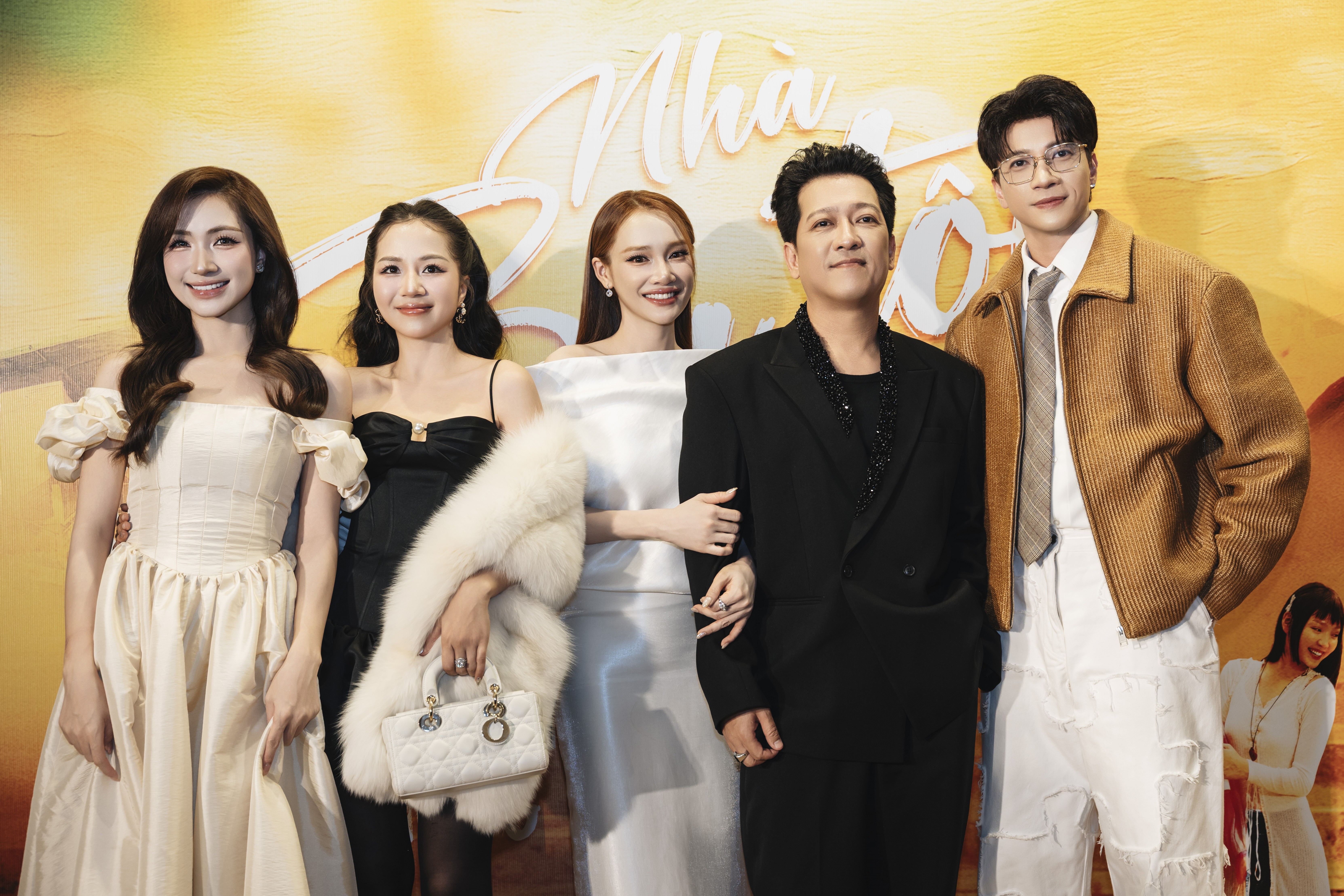 Khán giả Hà Nội dành nhiều lời khen cho 'Nhà ba tôi một phòng' sau suất chiếu ra mắt