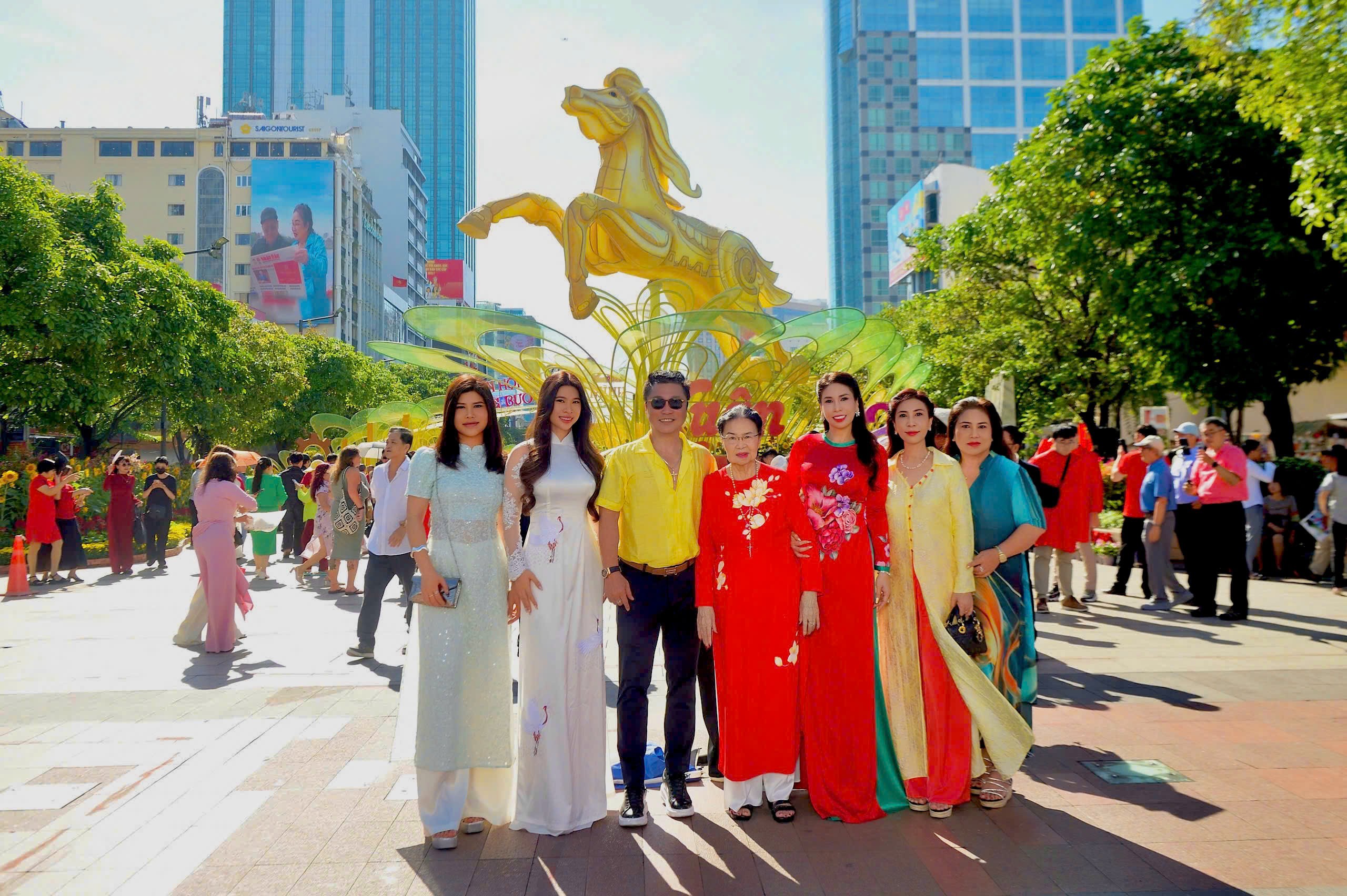 Ba thế hệ gia đình Lý Hùng - Lý Hương hội tụ du xuân