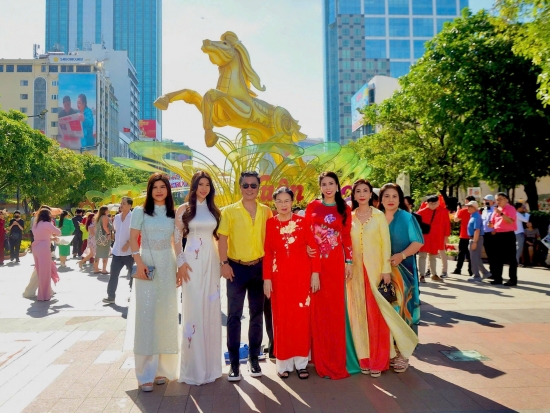 Ba thế hệ gia đình Lý Hùng - Lý Hương hội tụ du xuân