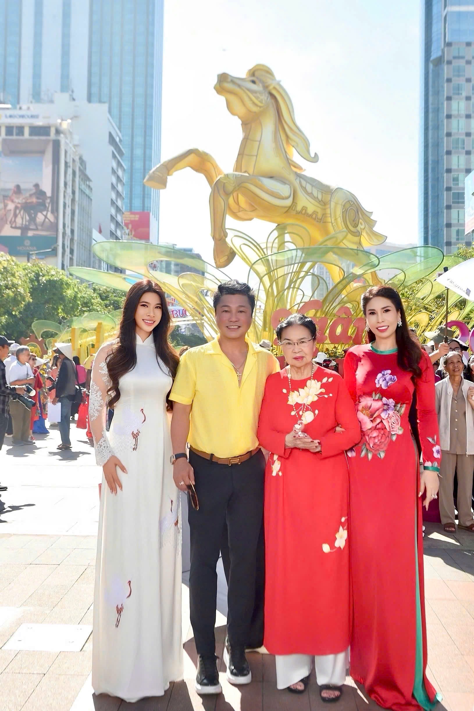 Ba thế hệ gia đình Lý Hùng - Lý Hương hội tụ du xuân