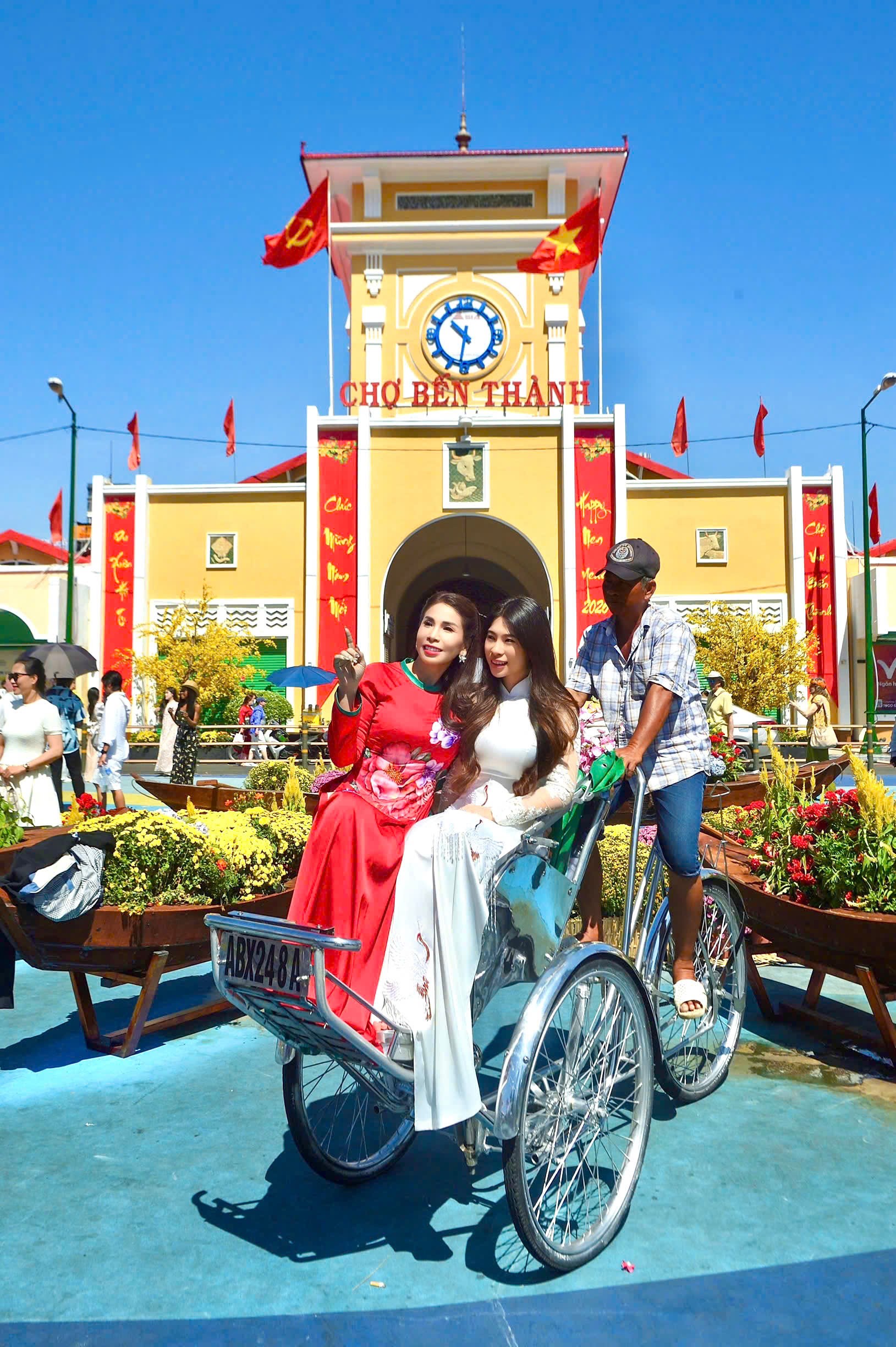 Ba thế hệ gia đình Lý Hùng - Lý Hương hội tụ du xuân