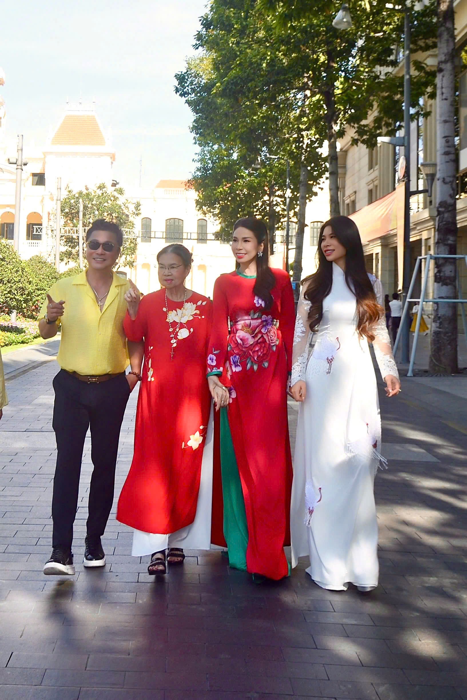 Ba thế hệ gia đình Lý Hùng - Lý Hương hội tụ du xuân