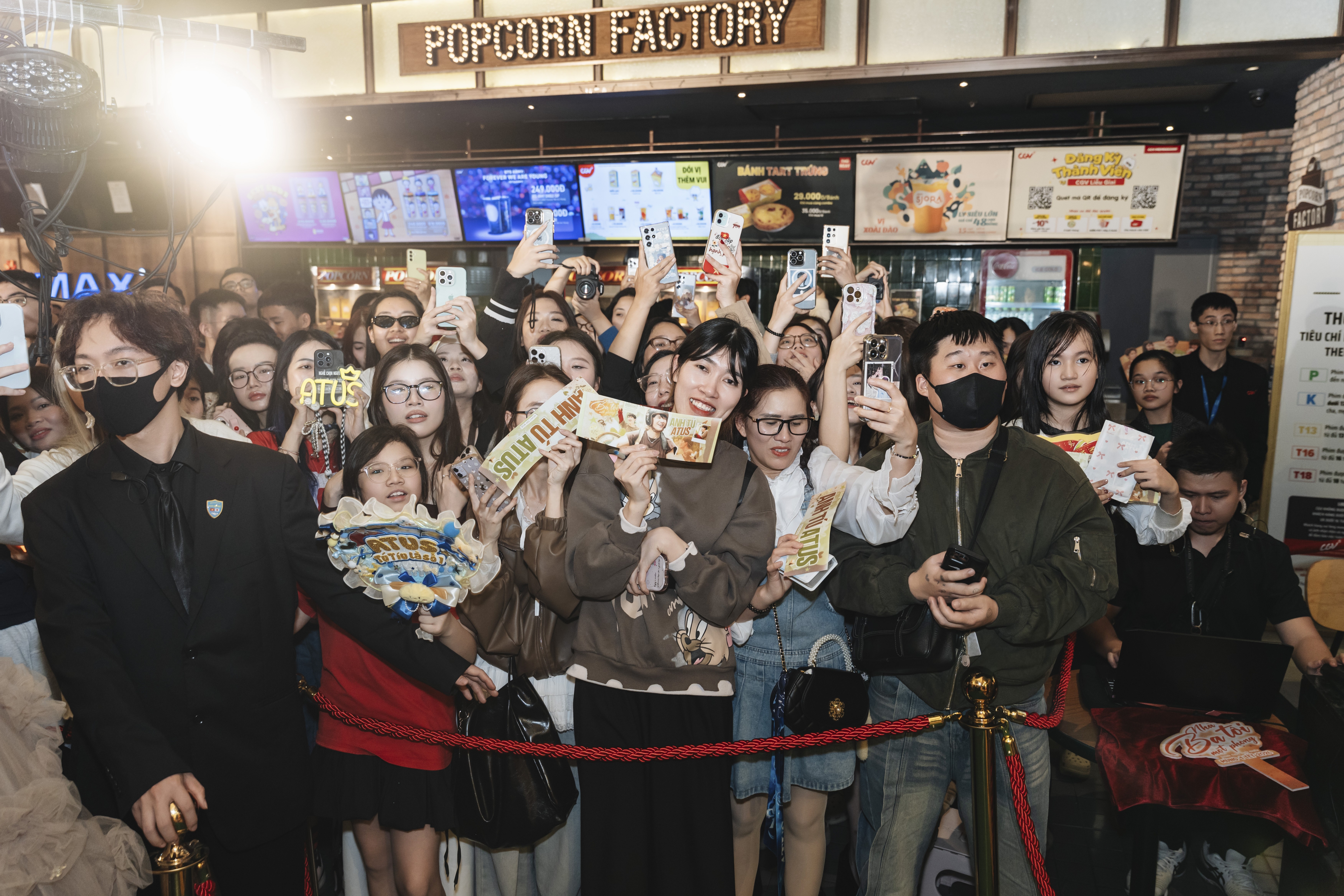 Khán giả Hà Nội dành nhiều lời khen cho 'Nhà ba tôi một phòng' sau suất chiếu ra mắt