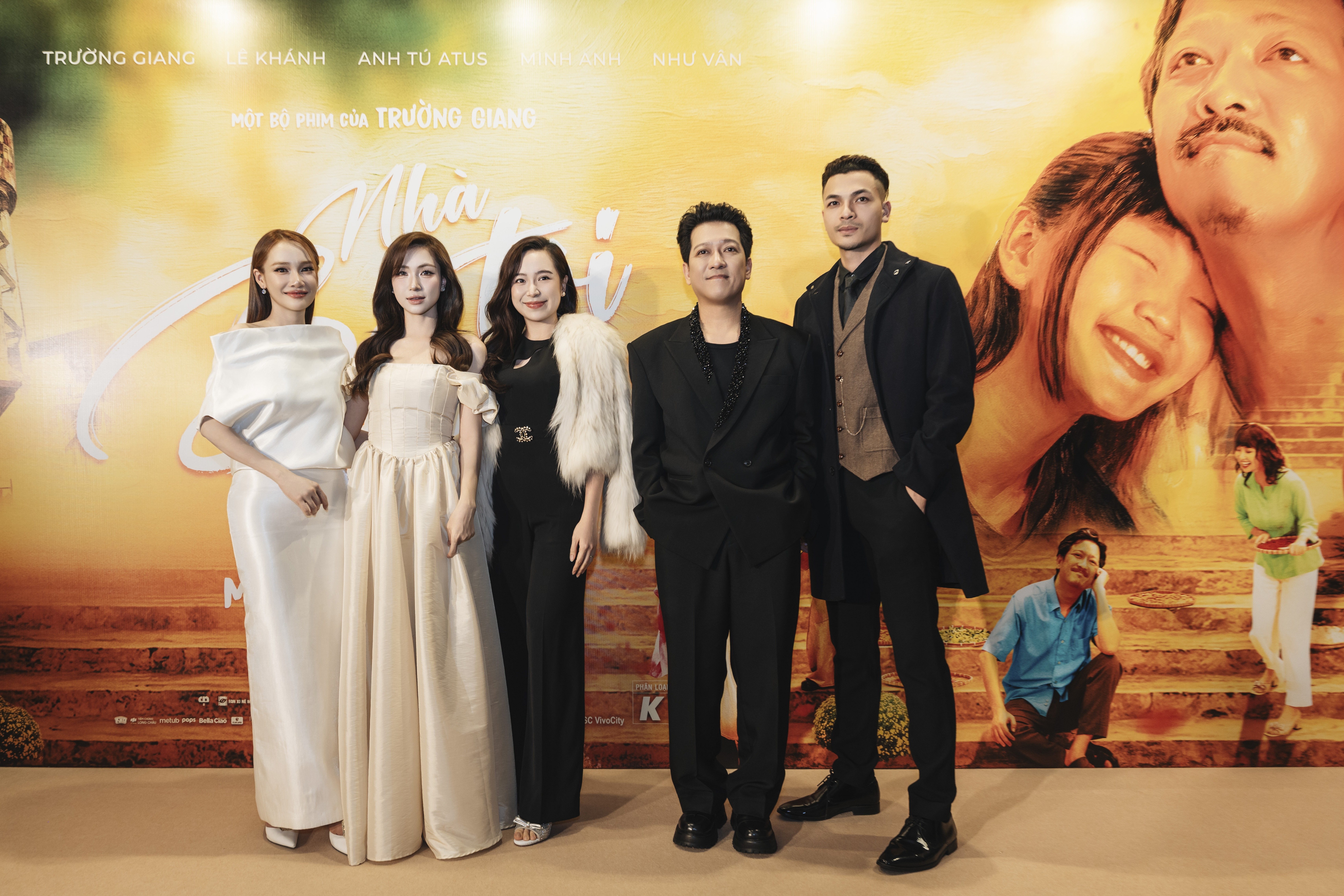 Khán giả Hà Nội dành nhiều lời khen cho 'Nhà ba tôi một phòng' sau suất chiếu ra mắt