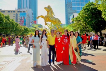 Ba thế hệ gia đình Lý Hùng - Lý Hương hội tụ du xuân