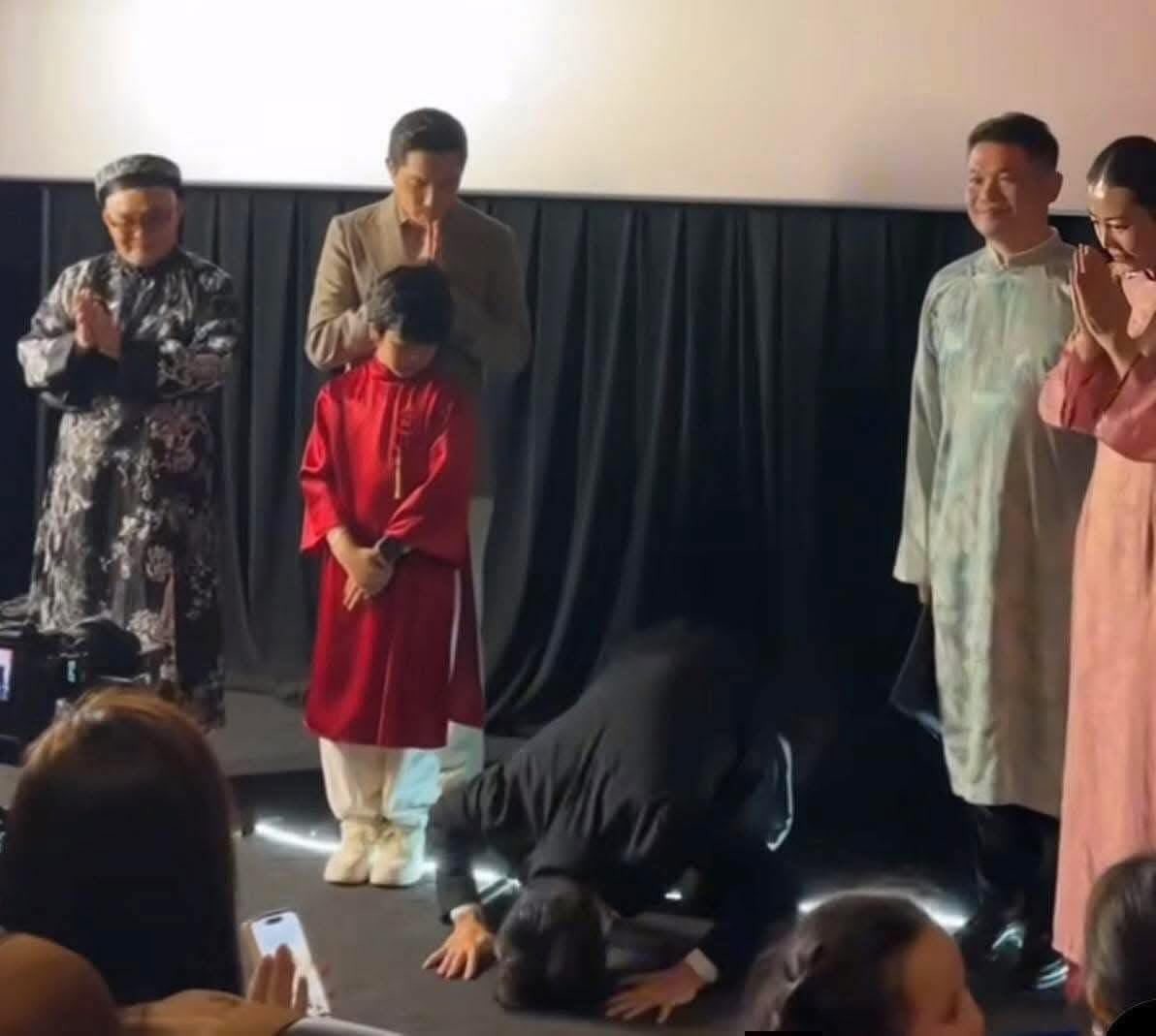 Hành động cúi lạy của giám đốc Hàn Quốc tại buổi ra mắt phim 'Mùi phở' gây bão mạng