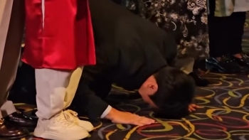 Hành động cúi lạy của giám đốc Hàn Quốc tại buổi ra mắt phim 'Mùi phở' gây bão mạng