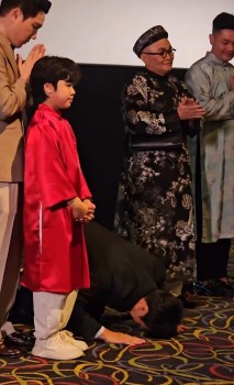 Hành động cúi lạy của giám đốc Hàn Quốc tại buổi ra mắt phim 'Mùi phở' gây bão mạng