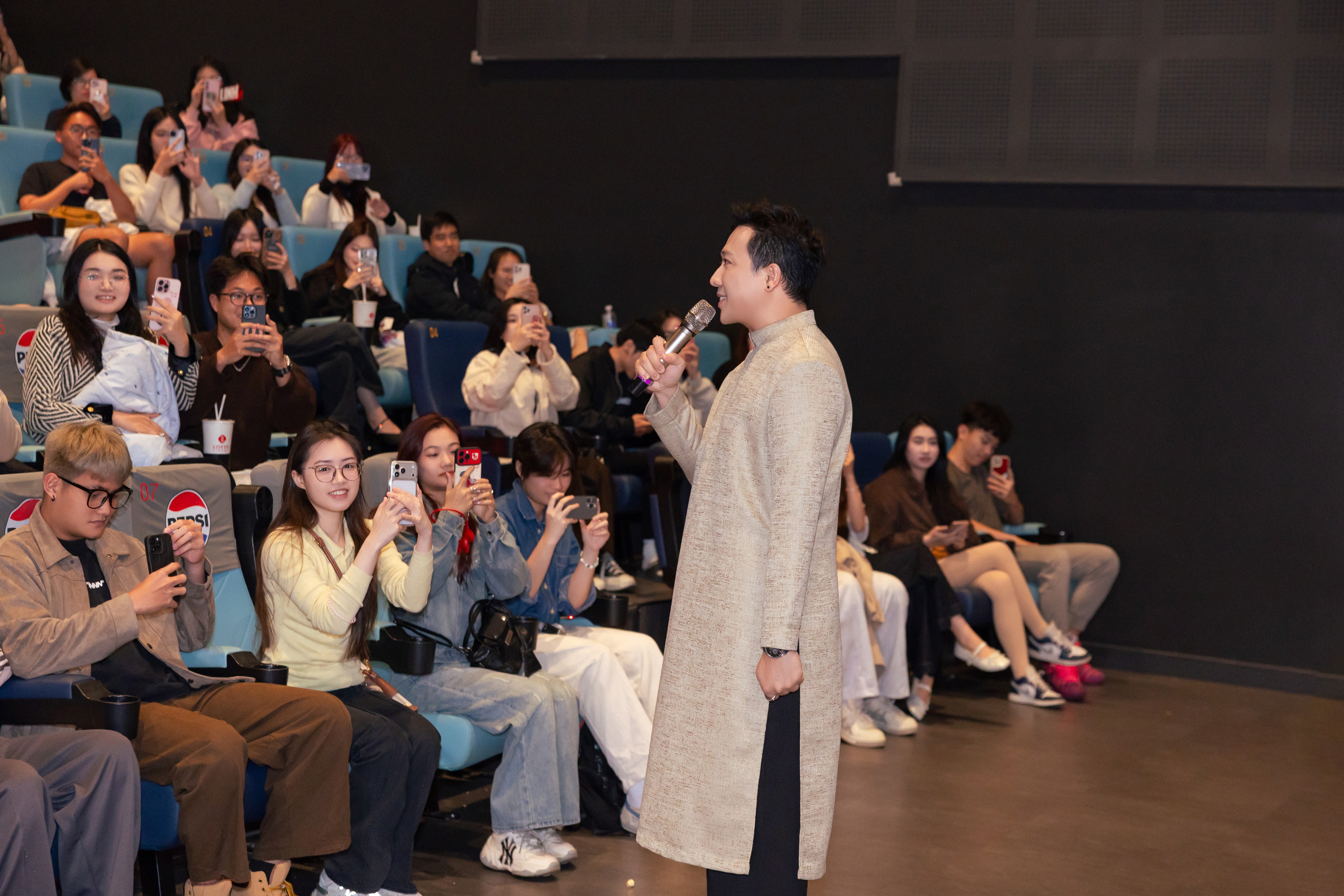 Khán giả Hà Nội giao lưu cùng đoàn phim 'Thỏ ơi!!' trong cinetour