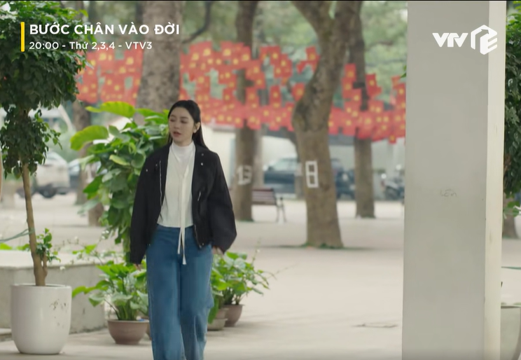 Tranh cãi xoay quanh trang phục đứng lớp của Quỳnh Kool trong 'Bước chân vào đời'