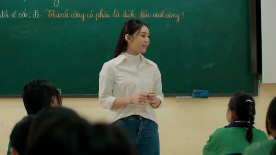 Tranh cãi xoay quanh trang phục đứng lớp của Quỳnh Kool trong 'Bước chân vào đời'